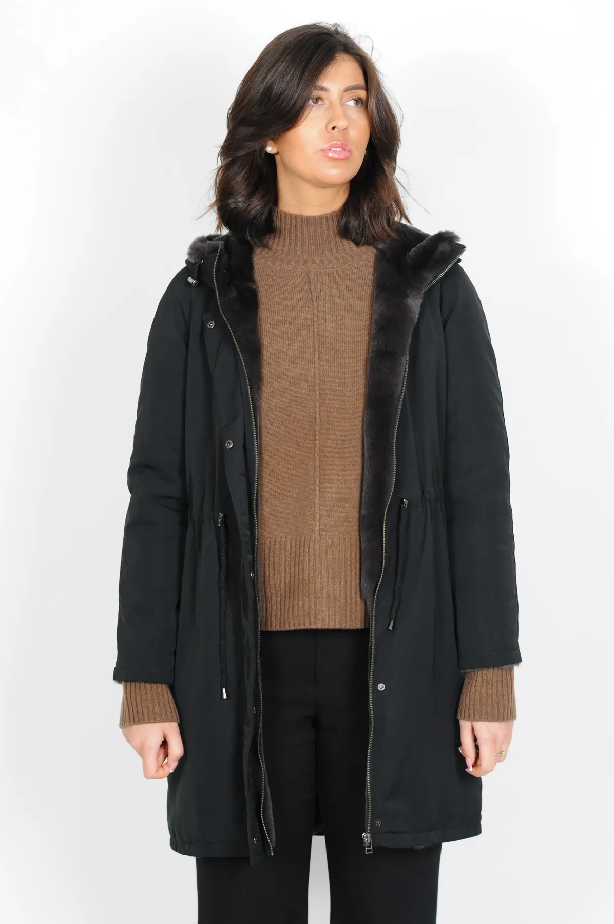 17611 – Schwarzer Parka-Mantel mit Fellfutter – Damen