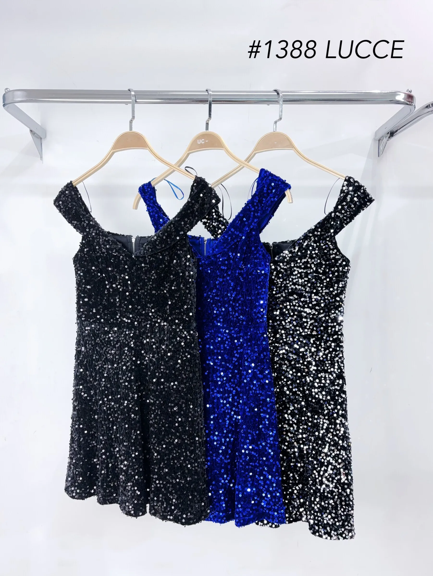 Ausgestelltes Kleid aus Samt mit Pailletten