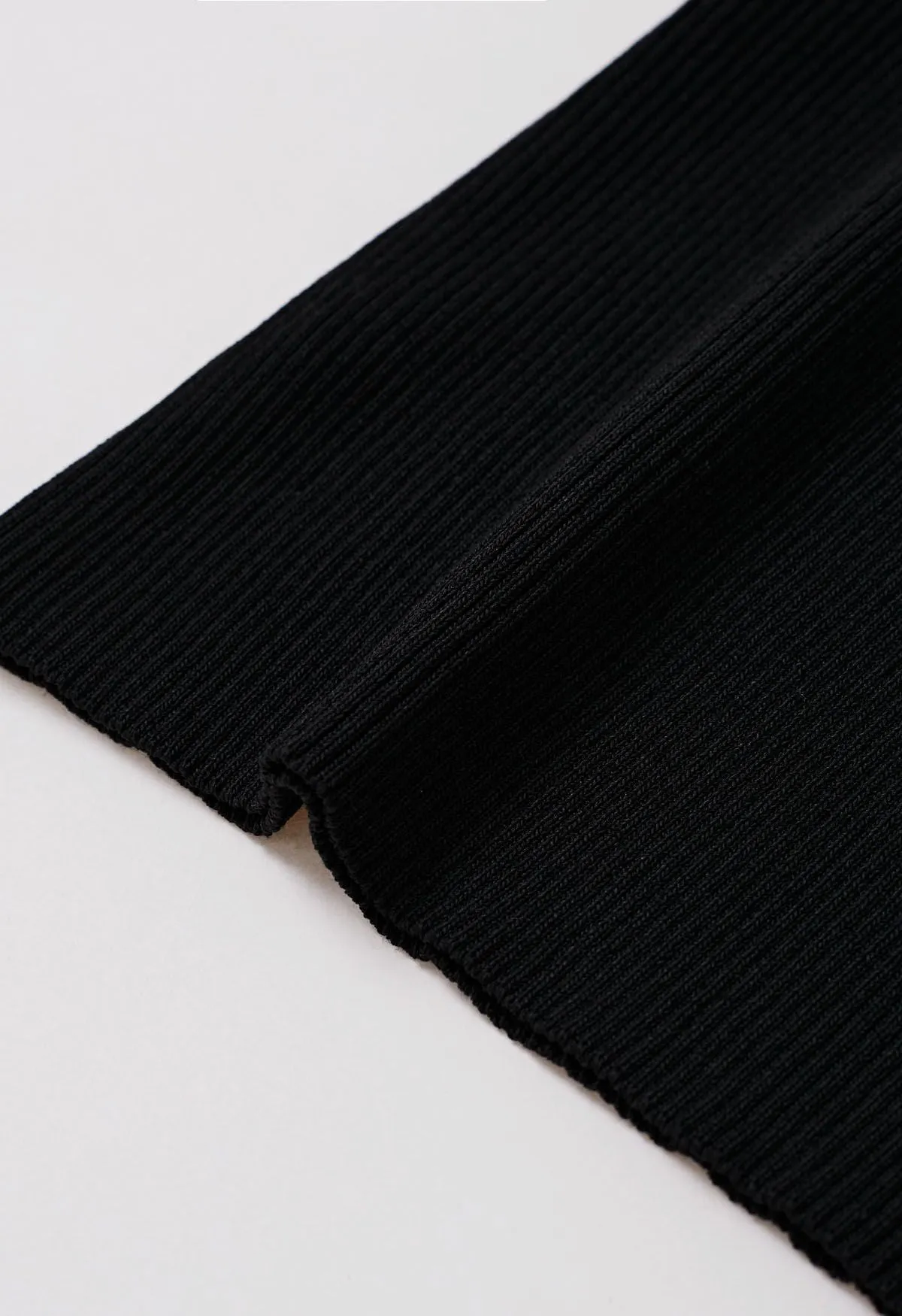 Gewelltes Neckholder-Stricktop mit Kontrastkante in Schwarz