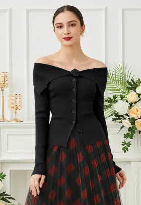 Schulterfreies Stricktop mit Knopfleiste und Blumenbrosche in Schwarz