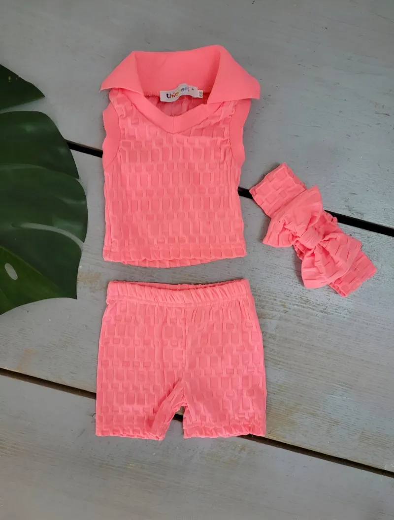 Set aus geprägtem Oberteil und Shorts für Mädchen mit Stirnband