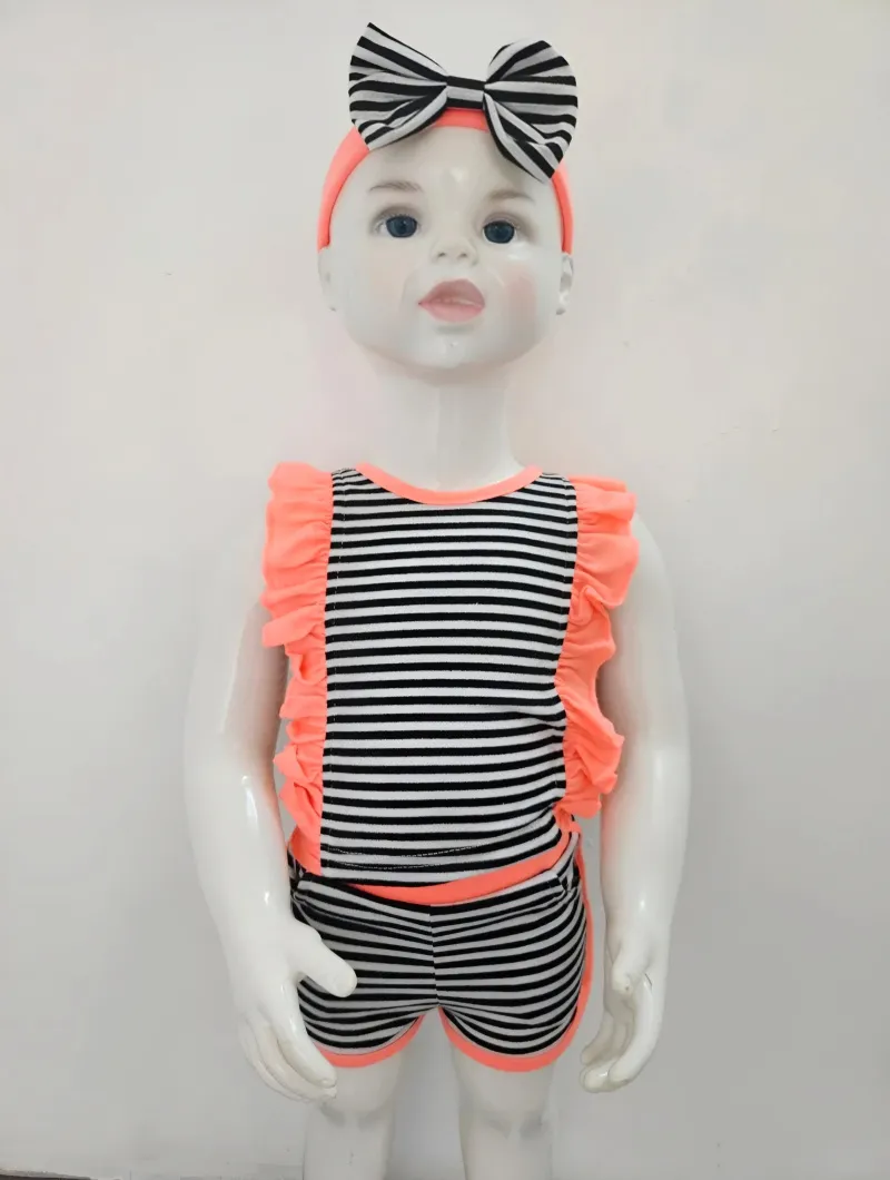 Set aus gestreiftem Oberteil und Shorts für Mädchen mit Stirnband